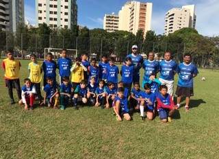 Alunos e comissão técnica do projeto Escolas Públicas de Futebol (Foto: Divulgação)