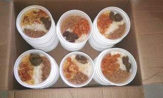 Com alimentos fizeram marmitas para moradores de rua (Foto: Arquivo pessoal)