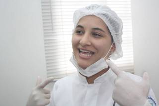 Cursando especialização em prótese dentária, Wilyane Siqueira é uma defensora das facetas. (Foto: Marcos Ermínio)