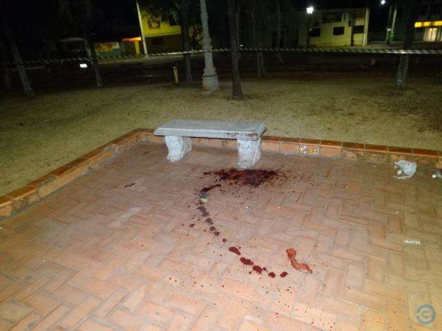 Per&iacute;cia aponta que homem foi morto em pra&ccedil;a com 4 facadas