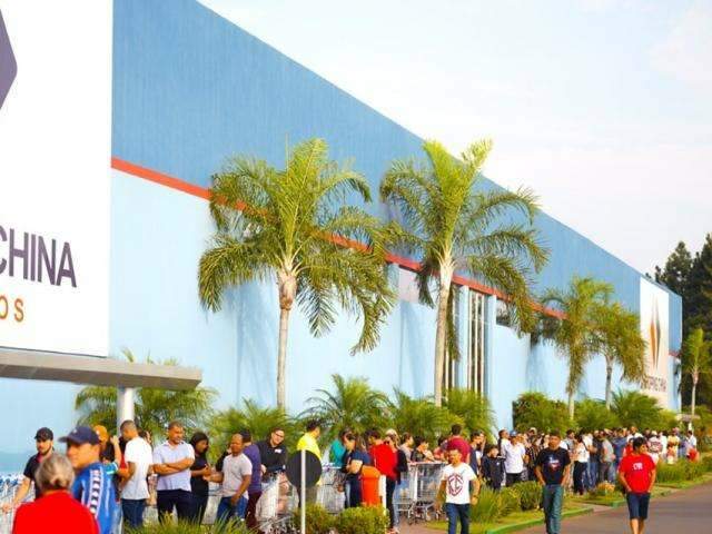 Filas quilom&eacute;tricas e briga por TV marcam Black Friday na fronteira 