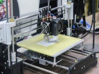 Impressora 3D é utilizada em diferentes aulas da IES . (Foto: Divulgação/Unigran Capital)