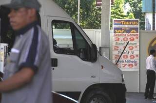 Gasolina chega a R$ 3,099 em postos do Centro de Campo Grande (Foto: Marcos Ermínio)