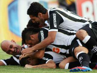 Santos comemoram gol na vitória sobre a Portuguesa (Foto: Eduardo Viana/Lance)