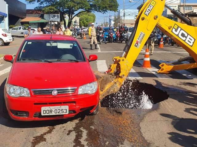 Depois de asfalto abrir e carro cair em buraco, pista &eacute; consertada e liberada