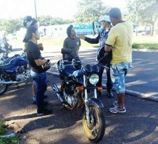 Agentes conversam e orientam motociclistas durante abordagem. (Foto:Divulgação)