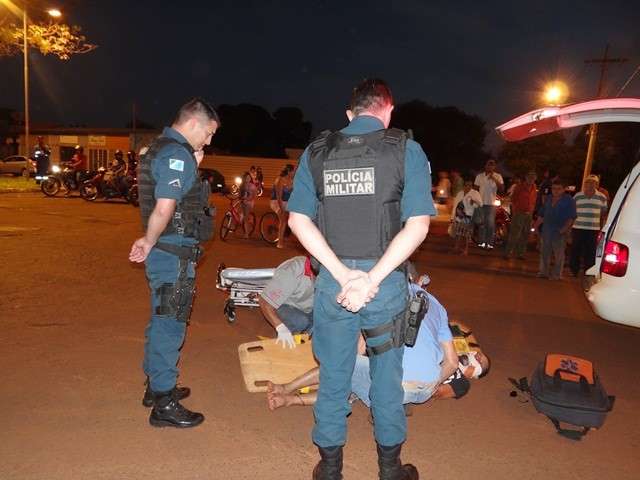 Ciclista fica ferido ao colidir em viatura da Pol&iacute;cia Militar
