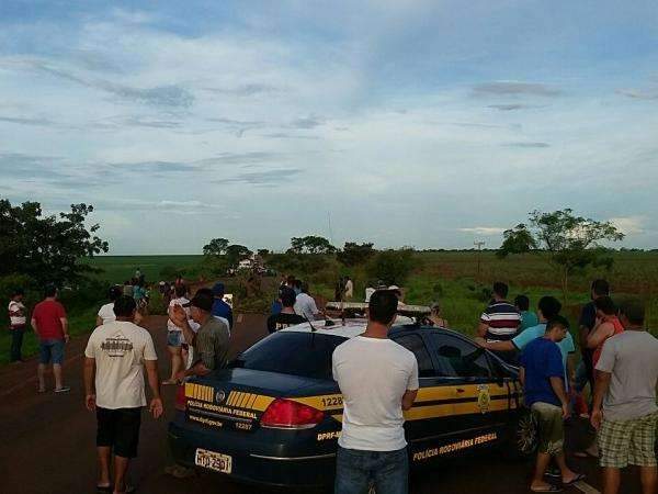 &Iacute;ndios fecham rodovia para protestar contra falta de &aacute;gua em aldeia