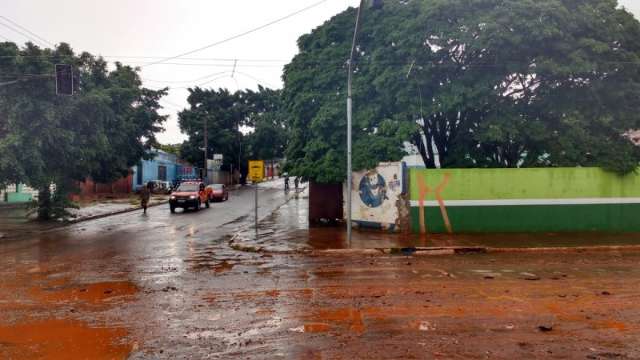 Chuva r&aacute;pida causa alagamentos e derruba fios de energia na regi&atilde;o sul