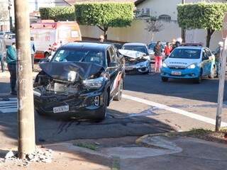 Após colidir em carro de passeio, a caminhonete ainda bateu num poste (Foto: Henrique Kawaminami)