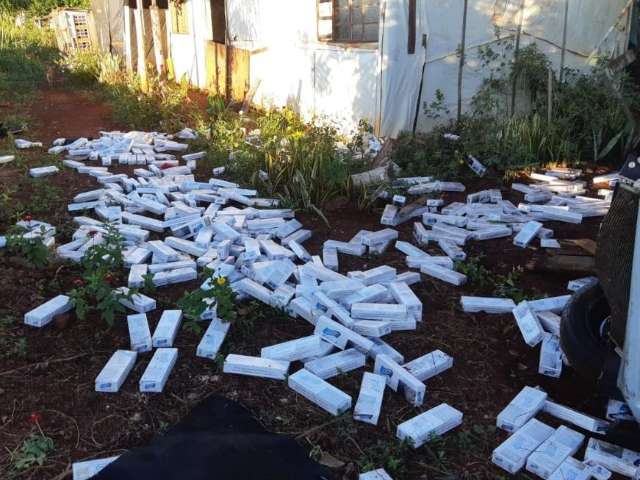 Homem tenta fugir da PRF e capota carro com cigarros contrabandeados