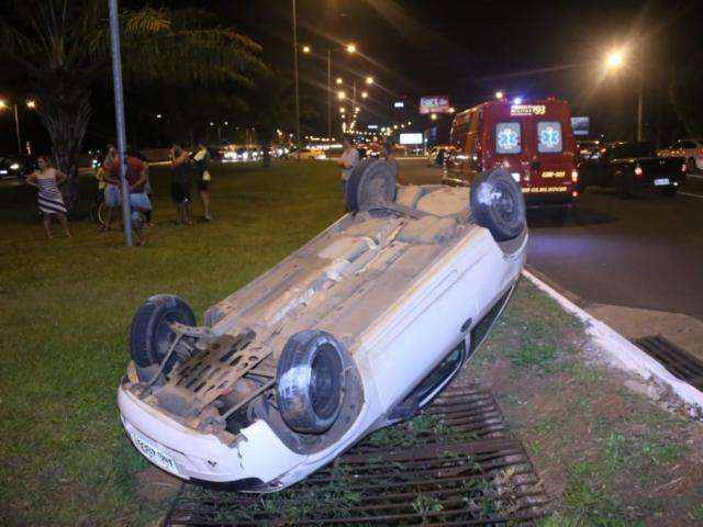 Ap&oacute;s batida, ve&iacute;culo capota no canteiro central da Duque de Caxias