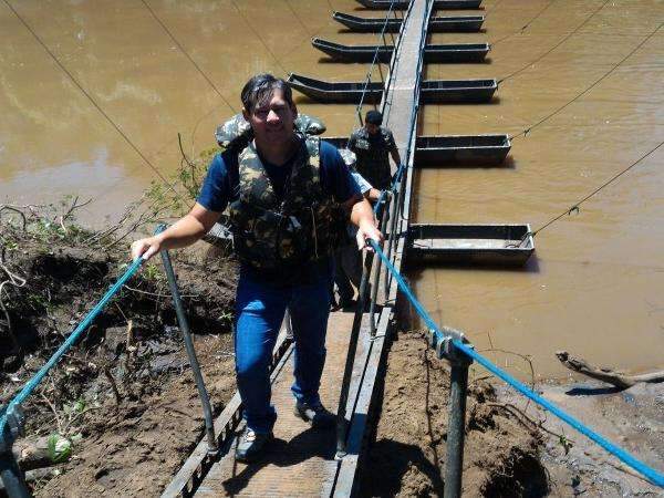 Passarela provis&oacute;ria &eacute; constru&iacute;da onde ponte de concreto desabou