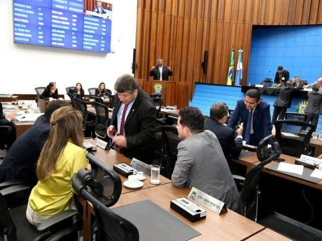 Mesmo em recesso, deputados articulam votos para mesa diretora