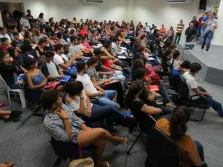 Estudantes da rede pública de ensino, durante lançamento do Cursinho Levanta Juventude, na Capital. (Foto: Divulgação/Subjuv)