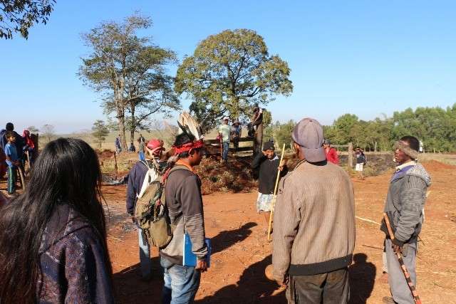 Em carreata, fazendeiros e empres&aacute;rios protestam contra invas&otilde;es ind&iacute;genas