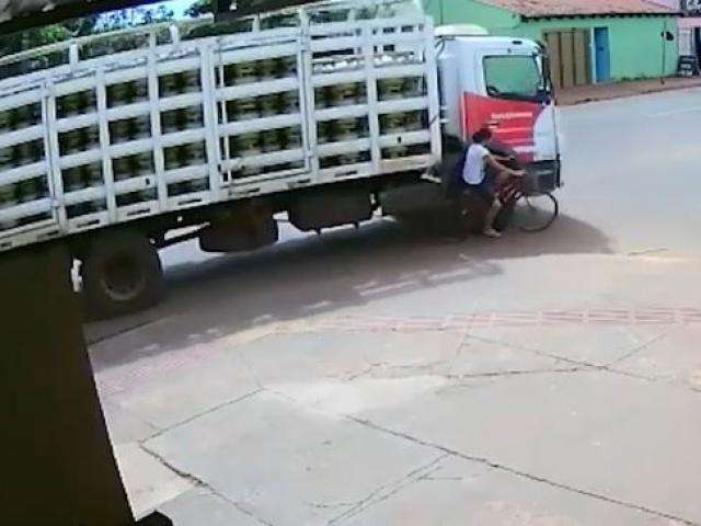 C&acirc;mera registrou acidente que matou menina atropelada por caminh&atilde;o