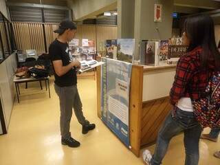 Visitantes da temporada passada apreciam obras na biblioteca. (Foto: Divulgação)
