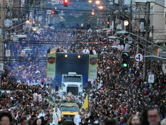  Mais de 10 mil fi&eacute;is enfrentam o frio para celebrar Corpus Christi