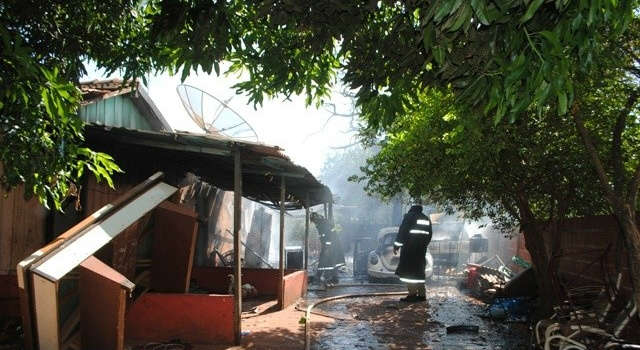 Crian&ccedil;as brincam com isqueiro e provocam inc&ecirc;ndio em resid&ecirc;ncia