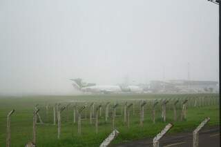 Aeroporto ficou fechado por uma hora devido a forte neblina. (Foto: Marcos Ermínio)