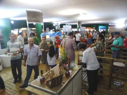 Expogrande tem venda de peixe, mel, leite, frutas e artesanato indígena 