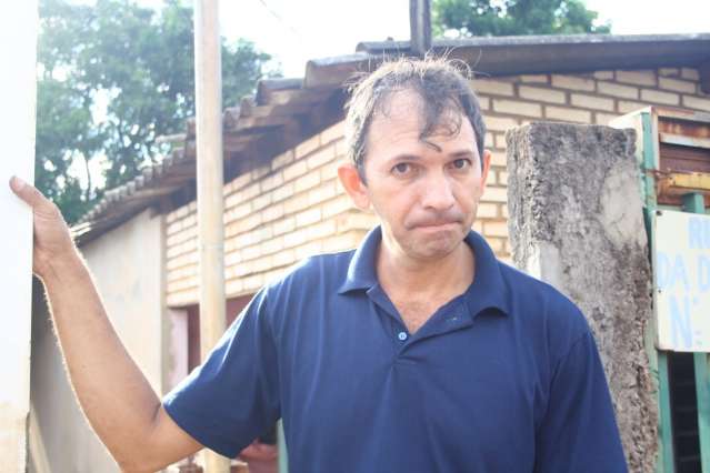 Vendaval tira r&aacute;dio do ar, fecha com&eacute;rcios e causa p&acirc;nico aos moradores