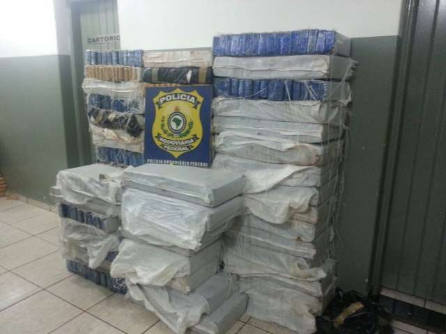 Pol&iacute;cia apreende mais de 2 toneladas de droga em apenas 1 dia