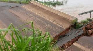 Até o momento, 54 pontes foram levadas pelas chuvas e e 47 danificadas. (Foto: Divulgação/Defesa Civil)