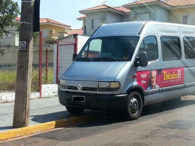 Van fica estacionada durante duas horas em local proibido 