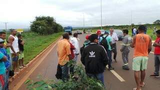 Os trabalhadores fecharam a rodovia em protesto. (Foto: Léo Lima)