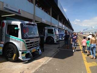 Mercedes número 60 de Cirino ainda nos boxes em Campo Grande, antes da corrida em que saiu vitorioso, ontem (Foto: Fernando Antunes)