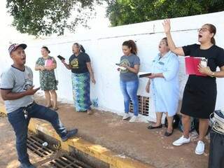 Grupo da Assembléia de Deus canta hinos de louvor do lado de fora (Foto: Paulo Francis)