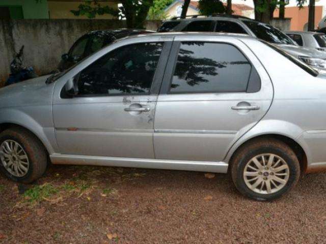 Carro roubado ap&oacute;s execu&ccedil;&atilde;o &eacute; abandonado por pistoleiros em fuga