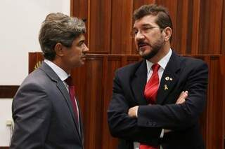 Deputados Rinaldo Modesto (PSDB) e Pedro Kemp (PT), durante sessão (Foto: Victor Chileno;ALMS)