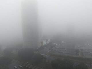 Na região central, prédios começam a &quot;desaparecer&quot; em meio a neblina. (Foto: Direto das Ruas)