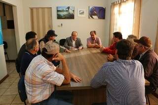 José Carlos Barbosa e Zé Teixeira reunidos com produtores de Caarapó (Foto: Helio de Freitas)