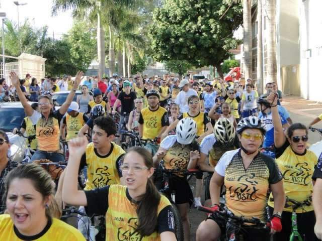  Padre usa criatividade e aposta em passeio cicl&iacute;stico para atrair jovens