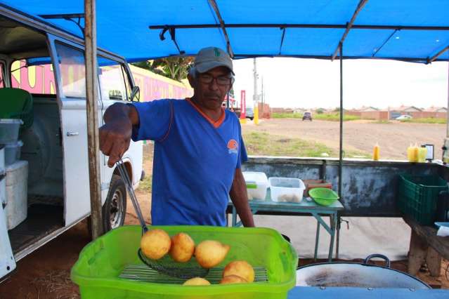 Na periferia, coxinha com massa de mandioca &eacute; sucesso de Kombi estacionada