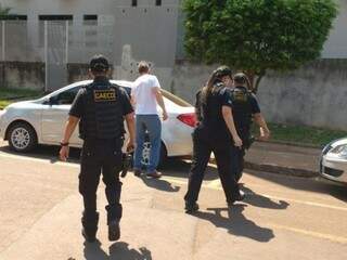 Agentes do Gaeco durante operação hoje em Dourados (Foto: Adilson Domingos)
