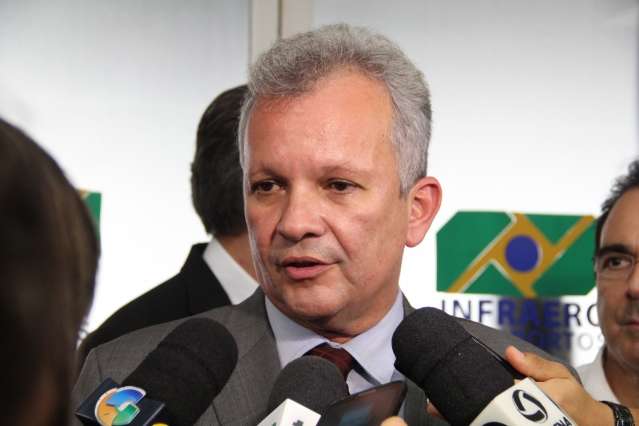 Ministro discute amplia&ccedil;&atilde;o da TV digital e universaliza&ccedil;&atilde;o da internet
