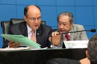 Presidente da Assembleia, Junior Mochi, junto com George Takimoto, durante sessão (Foto: Assessoria/ALMS)