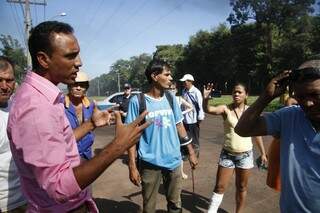 Vereador Coringa (camisa rosa) foi espezinhado ao tenar conversar com os moradores. (Foto: Marcelo Victor) 