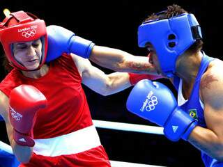 Adriana Araújo golpeia marroquina e vai à semifinal do boxe na categoria até 60 quilos nas Olimpíadas. (Foto: Reuters)
