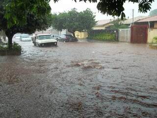 Chuva na rua Doutor Antônio Leite de Campos, no Santo Antônio. 