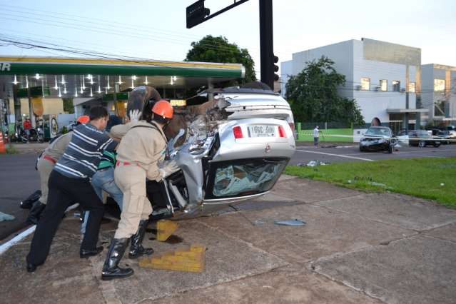 Condutor de carro que capotou em acidente com 5 ve&iacute;culos &eacute; solto