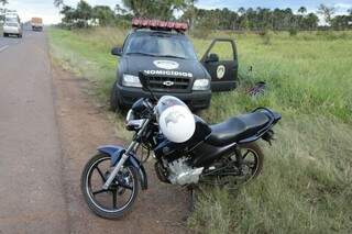 Uma moto roubada foi recuperada durante as buscas (Foto: Cleber Gellio)