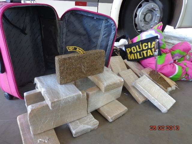Jovem com crian&ccedil;a no colo &eacute; presa com 19 quilos de maconha 