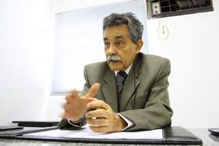 Rubens Clayton Pereira de Deus, que era assessor do prefeito, ajuda ex-catadora (Foto: Marcos Ermínio)