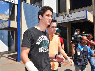 Filho do prefeito deixa delegacia com braço engessado após agressões. (Foto: João Garrigó)